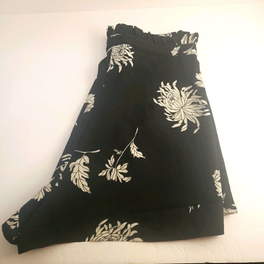 Alythea black White Floral shorts S